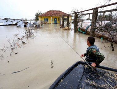 Βαλκάνια: Προβλήματα σε Αλβανία και Σκόπια από φονικές πλημμύρες - 1 νεκρός (φωτό, βίντεο)